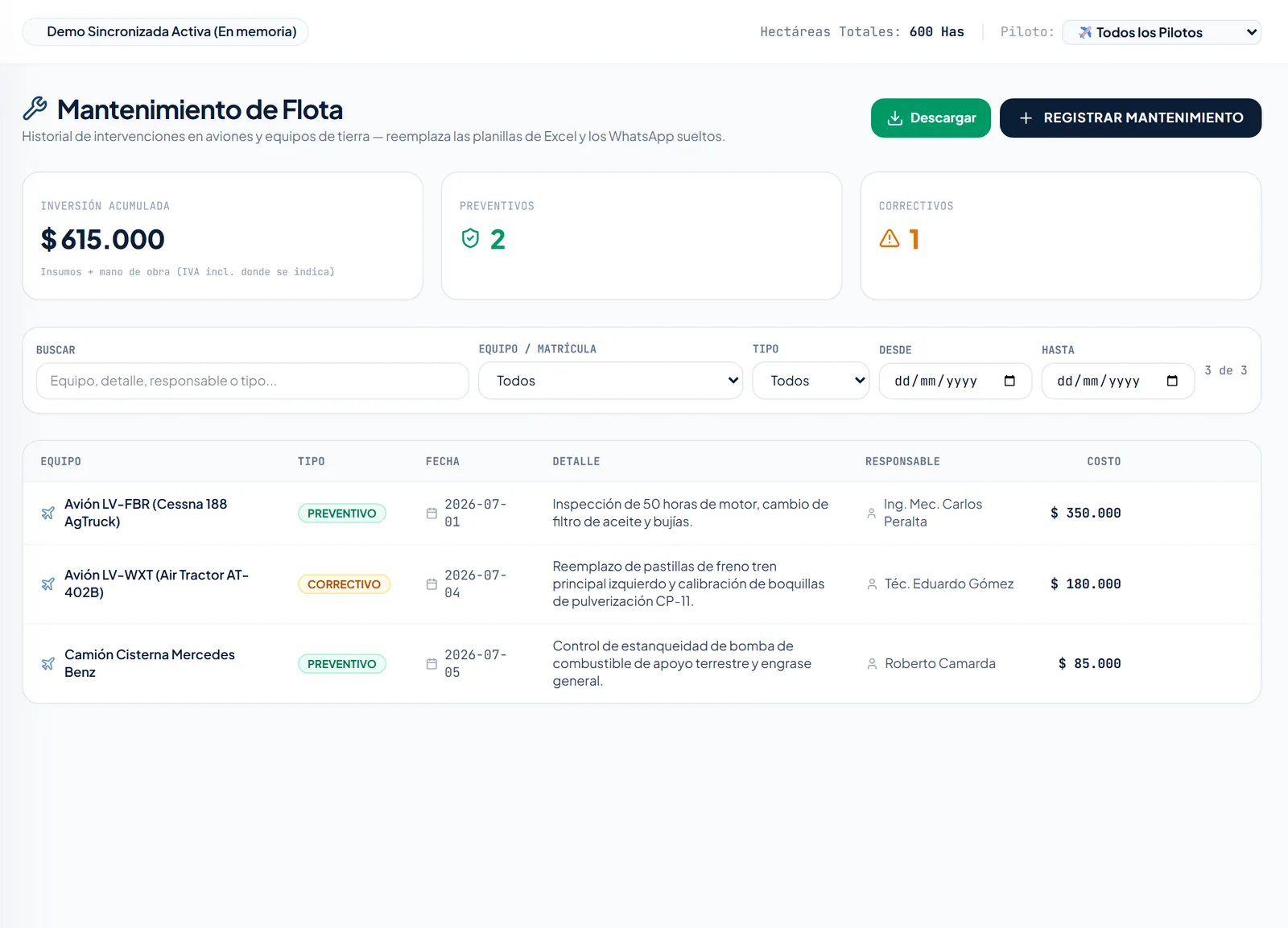 Pantalla de mantenimiento de flota con equipos, horas de uso, historial de servicios y próximo mantenimiento programado.
